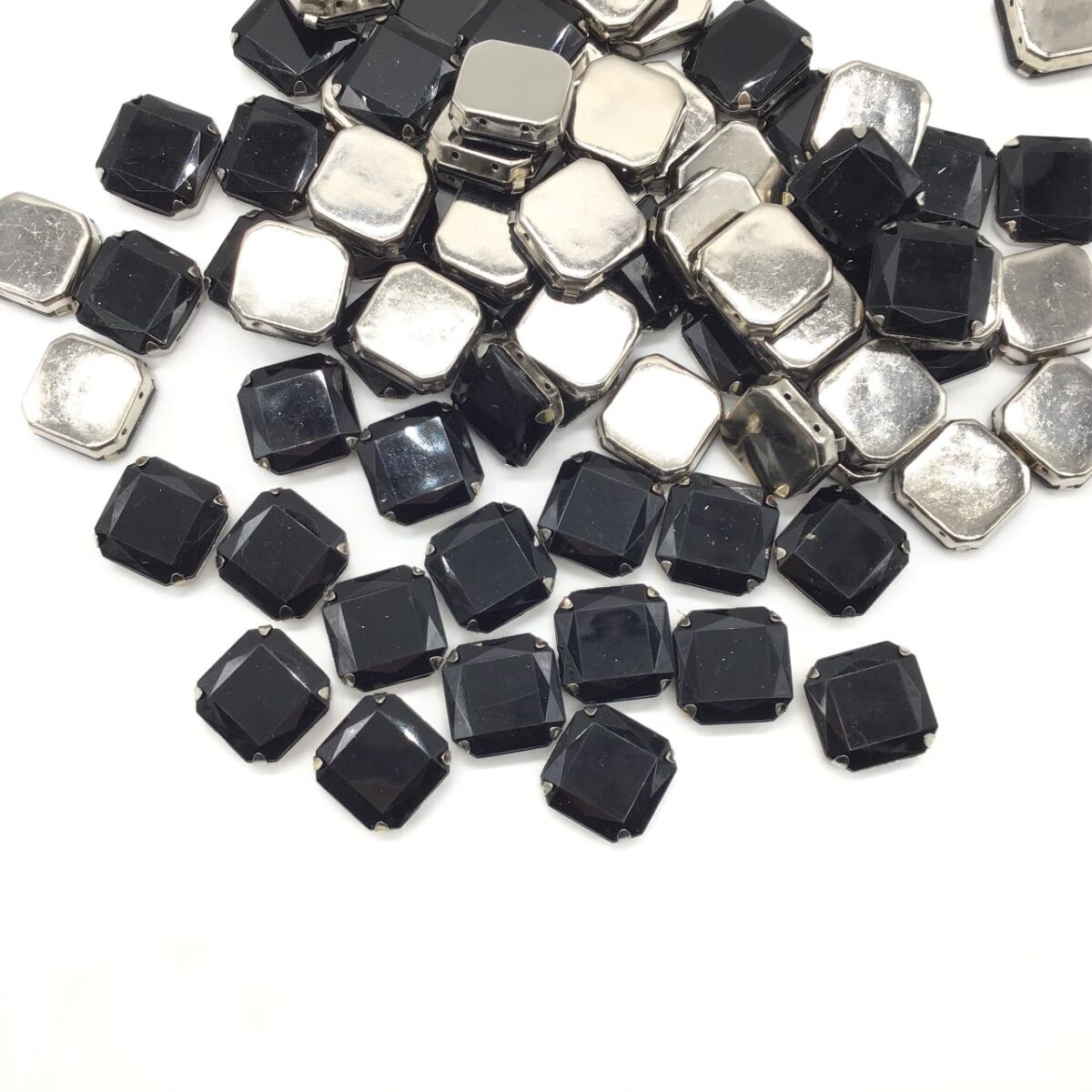 Pedra Engrampada Quadrado 18mm X 18mm Base Prata  C/100unidades - Imagem 3